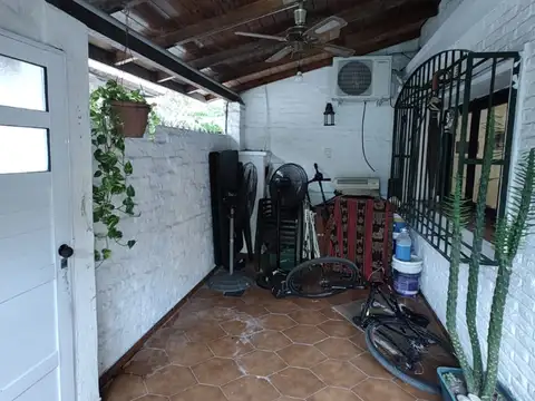 Excelente propiedad en muy buen estado,  4 dormitorios + 2 baños + parrilla (180m2 construidos)