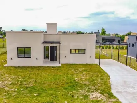 Casa 4 ambientes con 2 baños