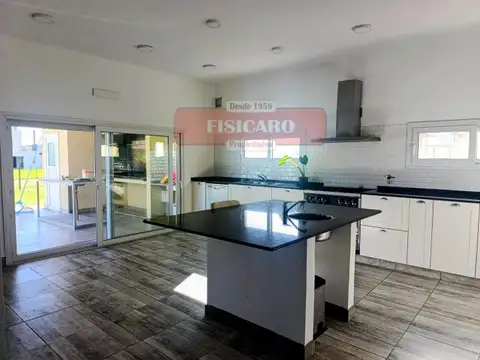 Casa en Venta con 3 cocheras