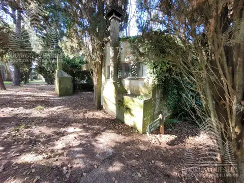 CASA DE ÉPOCA SOBRE DOBLE LOTE DE 402 MTS2 – AMPLIO PARQUE ARBOLADO