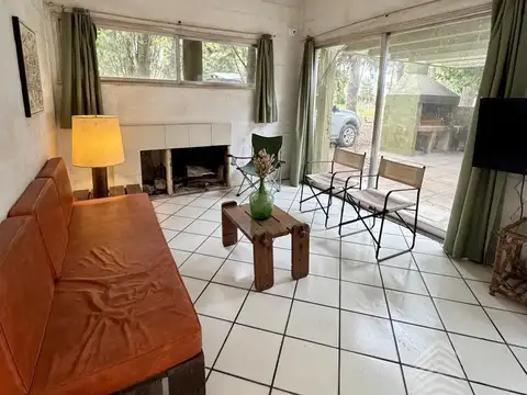 CASA DE ÉPOCA SOBRE DOBLE LOTE DE 402 MTS2 – AMPLIO PARQUE ARBOLADO