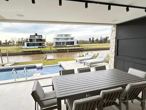 Casa en Venta con 4 cocheras