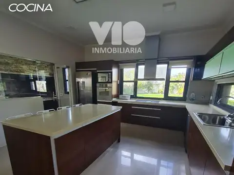 Casa en Venta con 4 cocheras