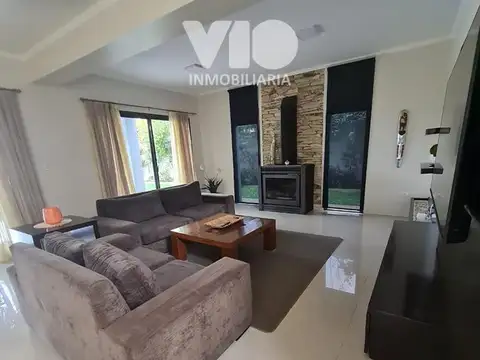 Casa 8 ambientes con 3 baños