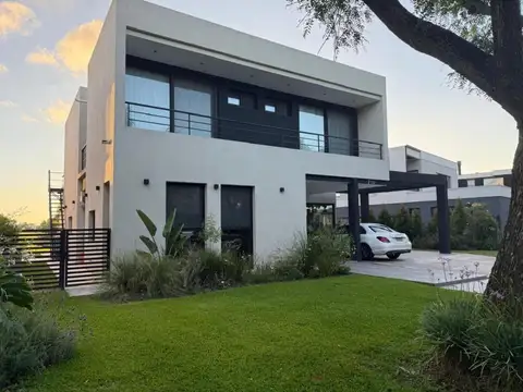 Casa 6 ambientes con 5 baños