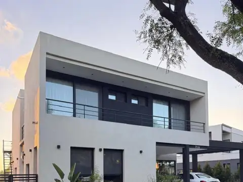 Casa en venta - 4 Dormitorios 5 Baños - Benavidez
