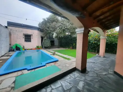 Casa 4 ambientes con 2 baños