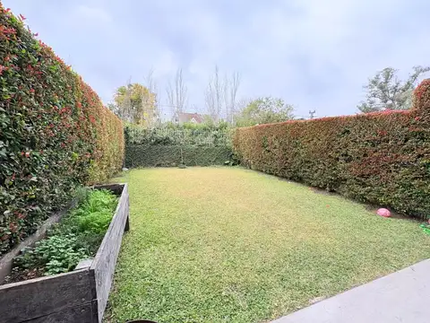 Casa en Alquiler con 2 cocheras
