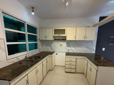 Casa 4 ambientes con 2 baños