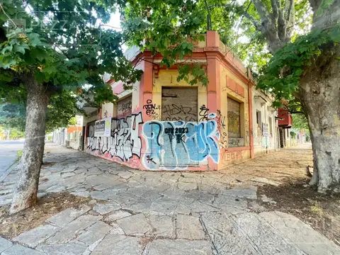 Importante esquina para edificar.  Tres propiedades edificadas. Lote de 13.86x 17.32