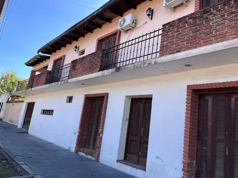 VENDO EXCEPCIONAL CASA DE DOS PLANTAS EN PLENO CENTRO!