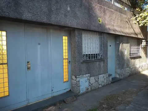 PIANO Y URIBURU AMPLIA CASA DE 2 DORMT/GARAGE PASANTE.