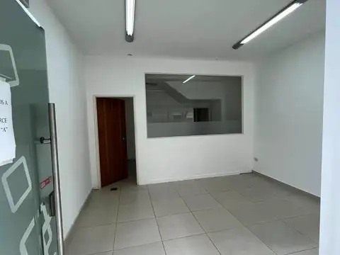 EXCELENTE LOCAL CON VIDRIERA PARA USOS MULTIPLES