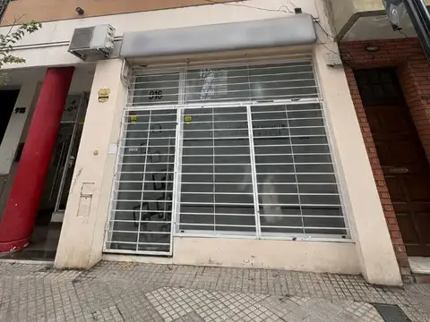 EXCELENTE LOCAL CON VIDRIERA PARA USOS MULTIPLES