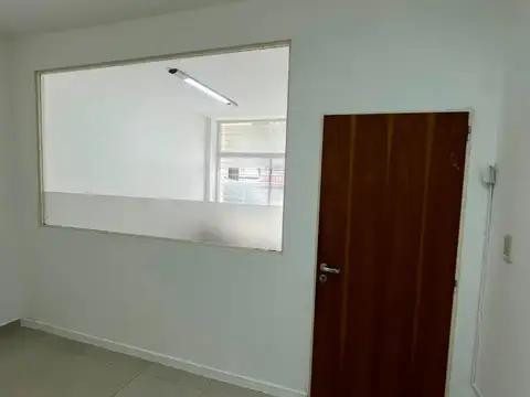 EXCELENTE LOCAL CON VIDRIERA PARA USOS MULTIPLES