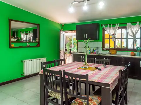 Casa 7 ambientes con 3 baños
