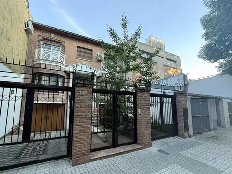 VENTA DUPLEX/TRIPLEX EN VILLA PUEYRREDON CON JARDIN, TERRAZA Y COCHERA.