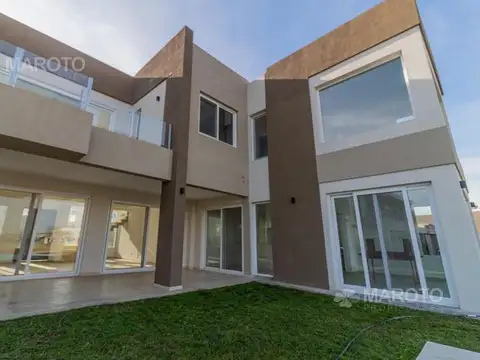 Casa en Venta con 4 cocheras