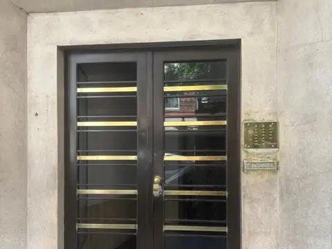 Al frente en edificio por escalera super luminoso apto vivienda o profesional