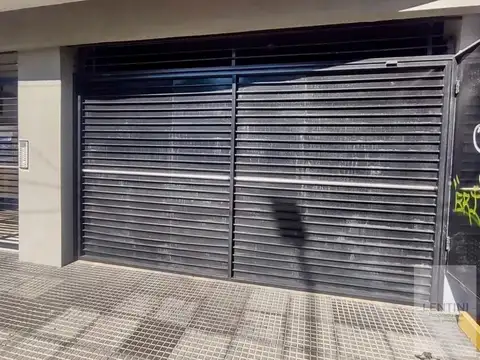 Cochera doble en venta independiente en Villa Bosch
