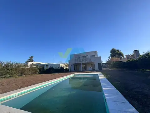Casa en Venta con 2 cocheras