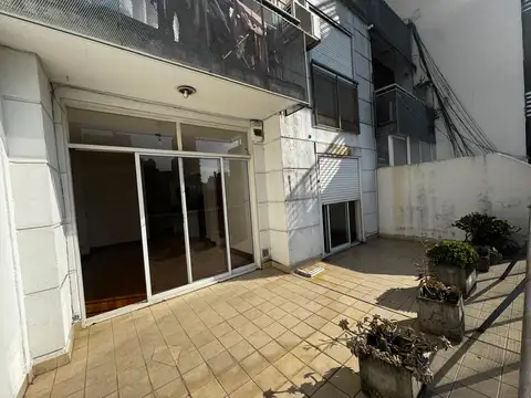 Alquiler, 2 Ambientes, Muy Luminoso. zona comercial 55 m2 totales