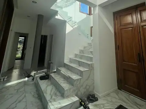 Casa en Venta con 6 cocheras