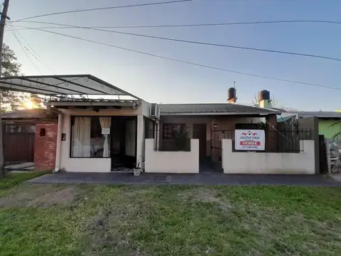VENDO PINTORESCO CHALET CÉNTRICO EN LA CIUDAD DE ESQUINA 