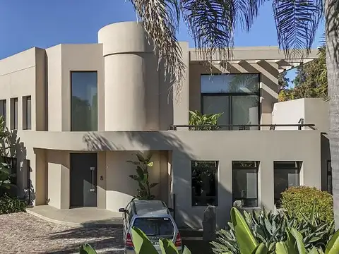 Casa unica, moderna y con diseñoo en venta en San Jorge Village. Lote amplio, luminosa