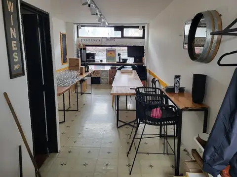 San Isidro Centro. Único Local en 2 Plantas a metros de Calle Belgrano. Gran Vidriera. con Patio.
