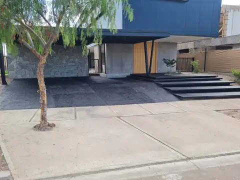 Casa en Venta de categoría Barrio Aguaribay