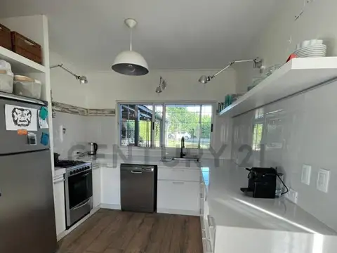 CASA AMOBLADA EN ALQUILER EN CITY BELL DE 3 DORMITORIOS PARQUE Y PILETA