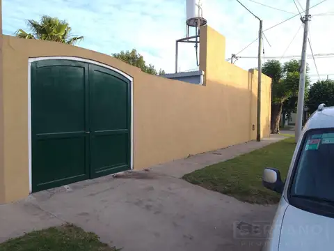 Venta casa en Baradero Centro. Con opción  de compra de galpón. lindero