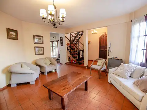 CASA EN VENTA MONTE GRANDE 5 AMBIENTES CON PISCINA