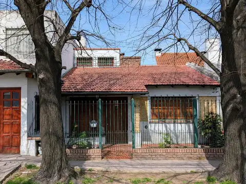 Casa sobre av. San Martin a 300mts estación Rafael Calzada!