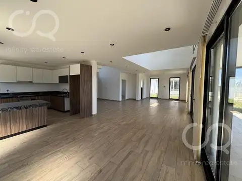 Casa 5 ambientes con 4 baños