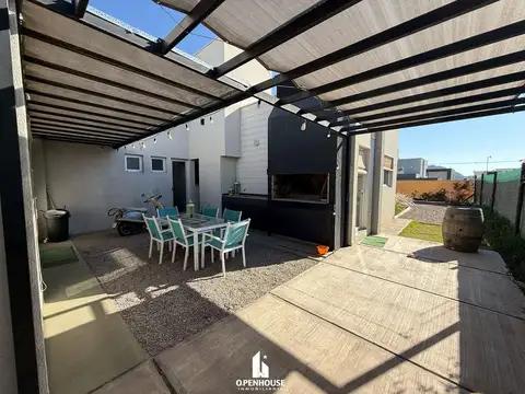 OPENHOUSE presenta a la venta hermosa casa en el Barrio La Bastilla, Las Heras.