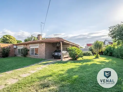 Venta Casa 3 ambientes, 2 dormitorios, luminosa, lote 630m2 a 300 mts Panamericana.