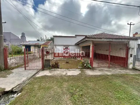 Casa en venta - jardín con depto. al fondo - 600m2 totales - Berisso