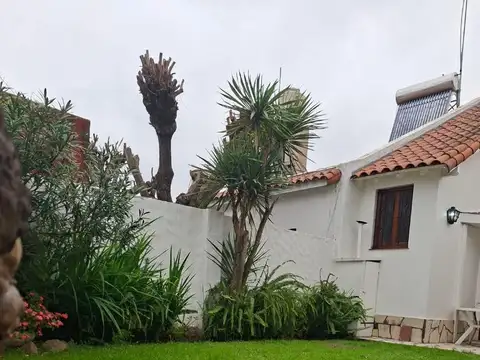 Casa en Alquiler con 3 cocheras