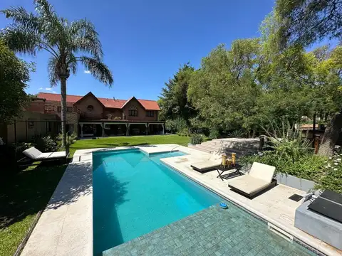 Venta de casa en country las delicias. 5 dormitorios. Pileta.