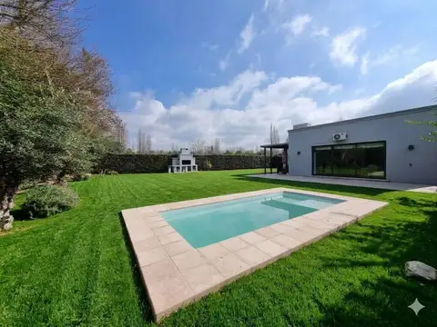 Casa en Venta Chacras de Coria,  con  Piscina, 1.117 m² de Terreno, Vista a la Montaña. Una planta
