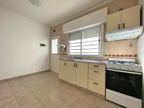 Triplex de 4 ambientes con patio