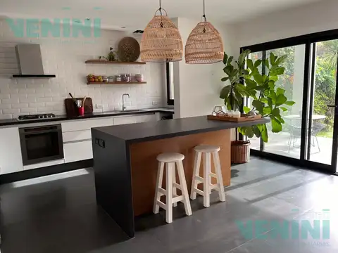 VENTA CASA DE 5 AMBIENTES CON JARDÍN Y COCHERA EN VICENTE LOPEZ