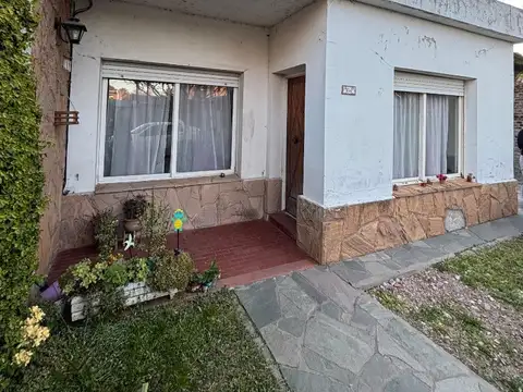 CASA CÓMODA CON DEPTO DOS AMBIENTES AL FONDO EN RANELAGH U$S 98.000.-