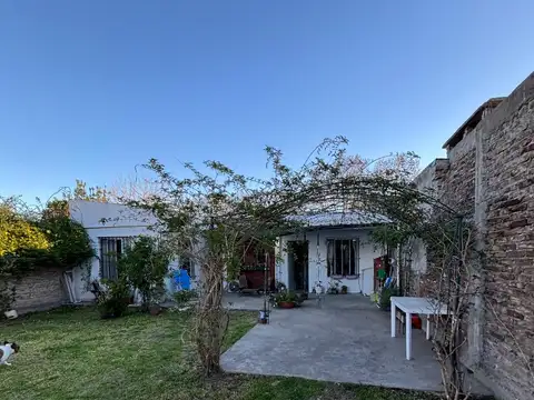CASA CÓMODA CON DEPTO DOS AMBIENTES AL FONDO EN RANELAGH U$S 98.000.-
