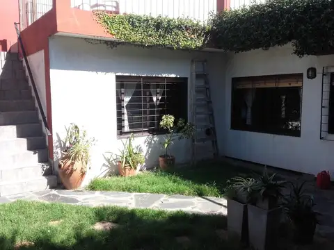 Amplia y cómoda casa en Castelar, zona residencial.