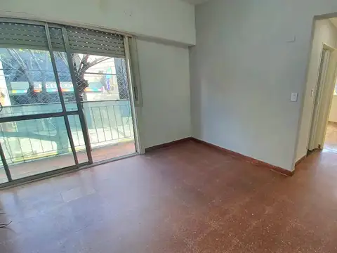 Departamento 3 ambientes Frente, Balcon, Cocina comedor. Liniers.