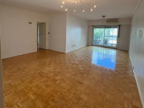 FRENCH 3000, VENTA SEMI-PISO DE CUATRO AMBIENTES CON DEPENDENCIA Y COCHERA FIJA