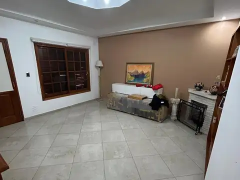 Casa 8 ambientes con 2 baños
